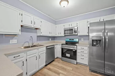 Kitchen - 3533 Amberacres Dr, Cincinnati, OH 45237 photo 3 of 5