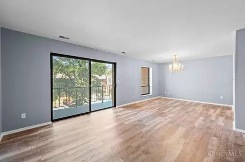 Living - 3533 Amberacres Dr, Cincinnati, OH 45237 photo 6 of 8