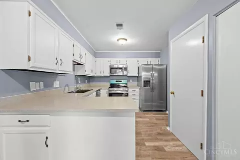 Kitchen - 3533 Amberacres Dr, Cincinnati, OH 45237 photo 4 of 5