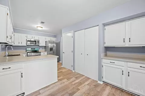 Kitchen - 3533 Amberacres Dr, Cincinnati, OH 45237 photo 1 of 5