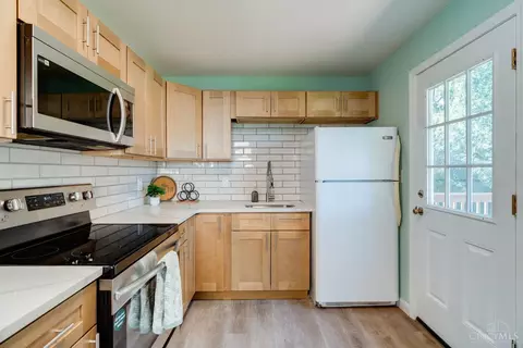 Kitchen - 6017 Elbrook Ave, Golf Manor, OH 45237 photo 1 of 3