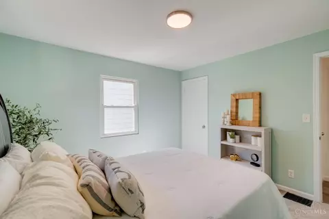 Bedroom - 6017 Elbrook Ave, Golf Manor, OH 45237 photo 2 of 7