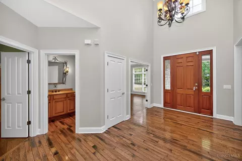 Entry Way - 6607 Red Hawk Ct, Hamilton Township, OH 45039 photo 2 of 5