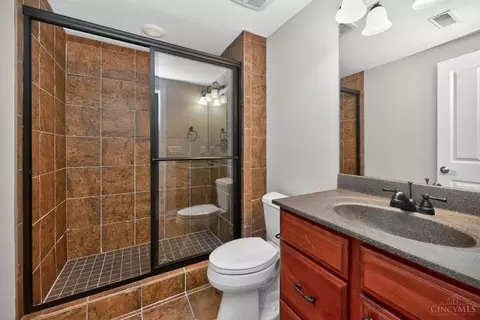 Bath - 6607 Red Hawk Ct, Hamilton Township, OH 45039 photo 10 of 11