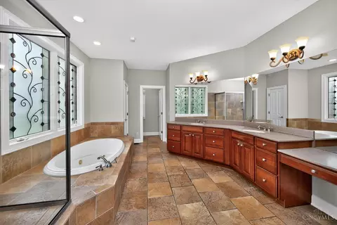 Bath - 6607 Red Hawk Ct, Hamilton Township, OH 45039 photo 5 of 11
