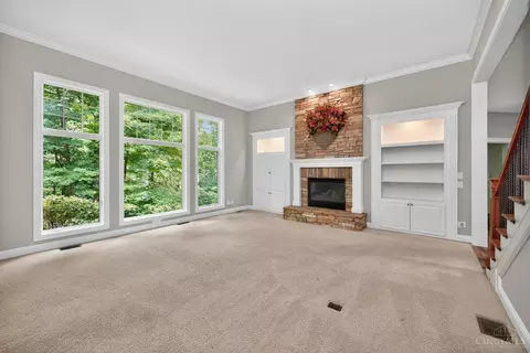 Living - 6607 Red Hawk Ct, Hamilton Township, OH 45039 photo 2 of 4