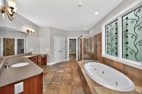 Bath - 6607 Red Hawk Ct, Hamilton Township, OH 45039 photo 4 of 11