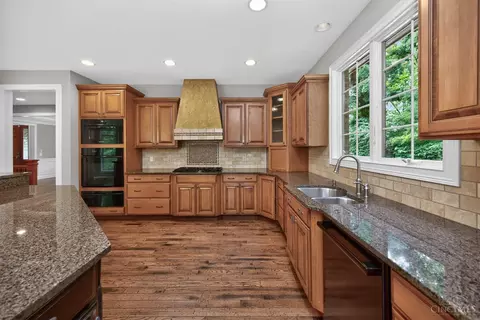 Kitchen - 6607 Red Hawk Ct, Hamilton Township, OH 45039 photo 4 of 6