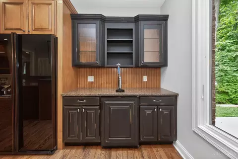 Kitchen - 6607 Red Hawk Ct, Hamilton Township, OH 45039 photo 5 of 6