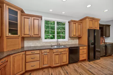 Kitchen - 6607 Red Hawk Ct, Hamilton Township, OH 45039 photo 3 of 6