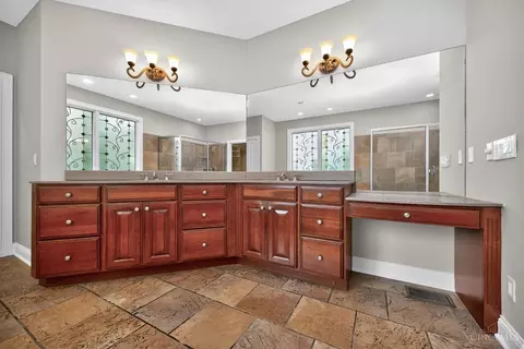 Bath - 6607 Red Hawk Ct, Hamilton Township, OH 45039 photo 3 of 11