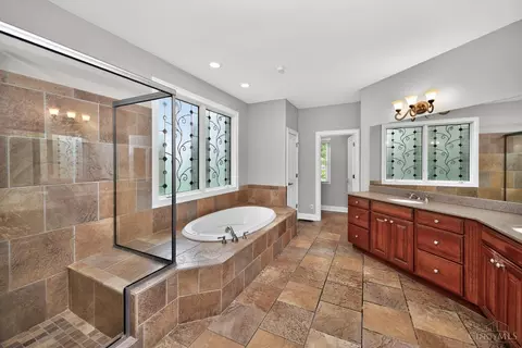Bath - 6607 Red Hawk Ct, Hamilton Township, OH 45039 photo 2 of 11