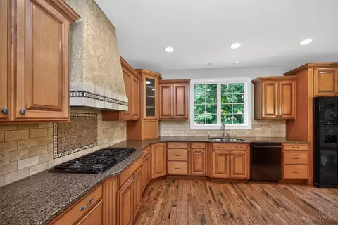 Kitchen - 6607 Red Hawk Ct, Hamilton Township, OH 45039 photo 2 of 6