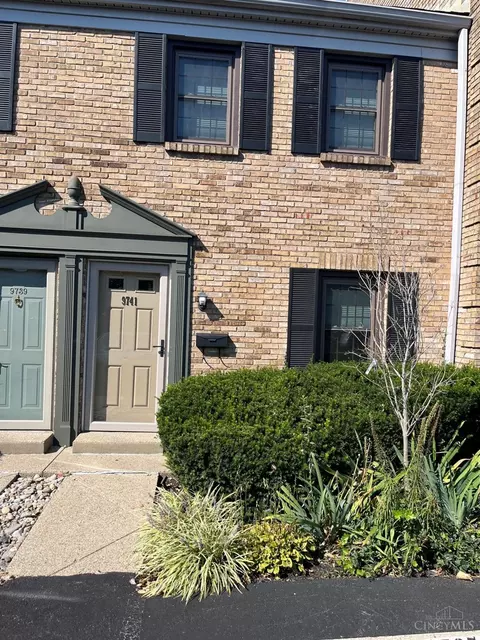 9741 Bunker Hill Ln, Montgomery, OH 45242
