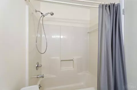 Bath - 5207 Eaglesnest Dr, Cincinnati, OH 45248 photo 2 of 3