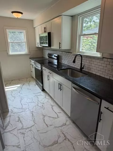 Kitchen - 6342 Elbrook Ave, Golf Manor, OH 45237 photo 1 of 2