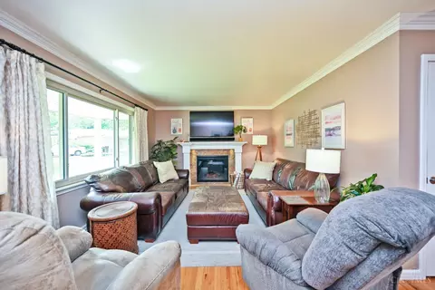 Living - 9099 Arrowhead Ct, Cincinnati, OH 45231 photo 3 of 5
