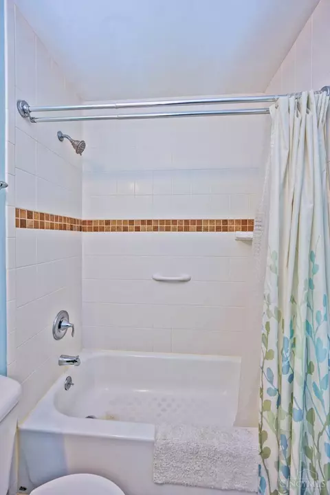 Bath - 9099 Arrowhead Ct, Cincinnati, OH 45231 photo 4 of 4