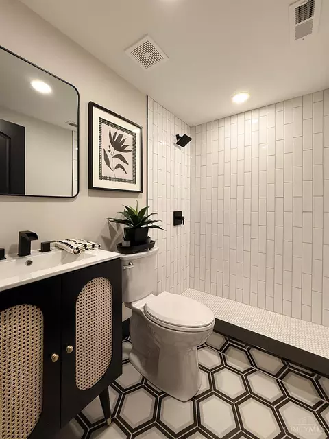 Bath - 6724 Windward St, Cincinnati, OH 45227 photo 14 of 15