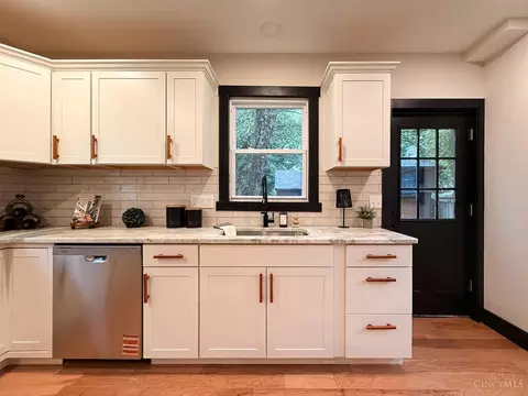 Kitchen - 6724 Windward St, Cincinnati, OH 45227 photo 3 of 12