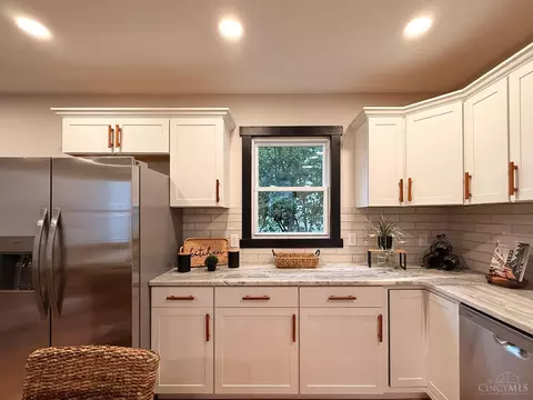 Kitchen - 6724 Windward St, Cincinnati, OH 45227 photo 6 of 12