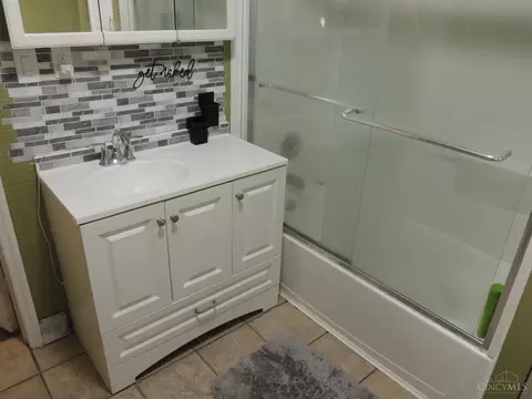 Bath - 357 Clinton Ave, Hamilton, OH 45015 photo 2 of 3
