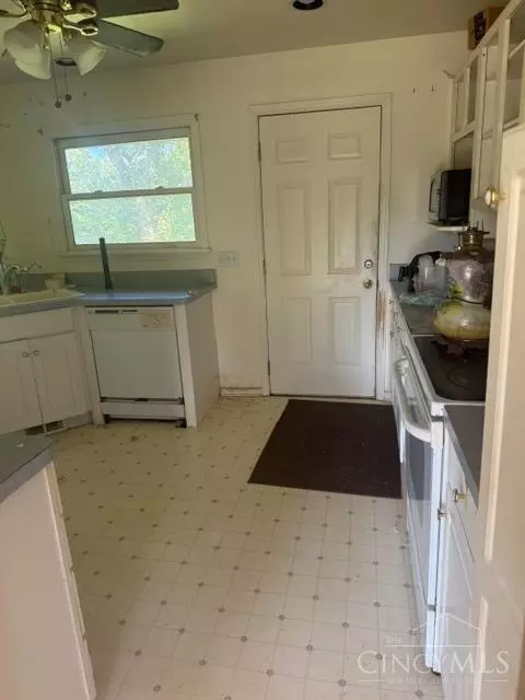 Entry Way - 2160 Pinney Ln, Cincinnati, OH 45231 photo 3 of 4