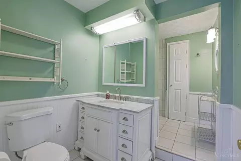 Bath - 181 Ireland Ave, Greenhills, OH 45218 photo 2 of 4