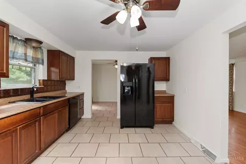 Kitchen - 475 Breezy Ln, Cincinnati, OH 45244 photo 3 of 3
