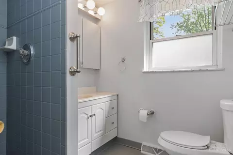 Bath - 475 Breezy Ln, Cincinnati, OH 45244 photo 1 of 1