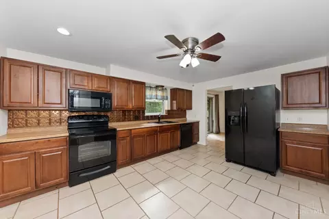 Kitchen - 475 Breezy Ln, Cincinnati, OH 45244 photo 2 of 3