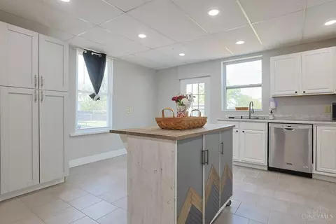 Kitchen - 626 Ross Ave, Cincinnati, OH 45217 photo 4 of 4