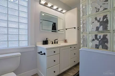 Bath - 626 Ross Ave, Cincinnati, OH 45217 photo 1 of 2