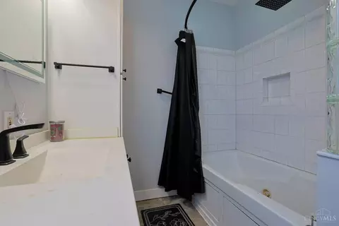 Bath - 626 Ross Ave, Cincinnati, OH 45217 photo 2 of 2