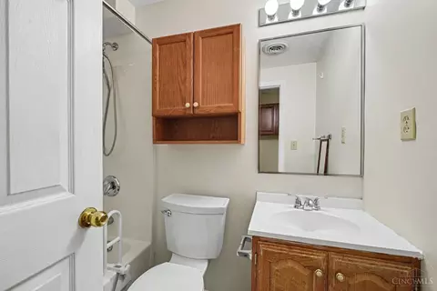 Bath - 6421 Copperleaf Ln, Cincinnati, OH 45230 photo 4 of 4