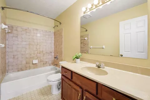 Bath - 6421 Copperleaf Ln, Cincinnati, OH 45230 photo 3 of 4