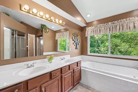 Bath - 6421 Copperleaf Ln, Cincinnati, OH 45230 photo 2 of 4