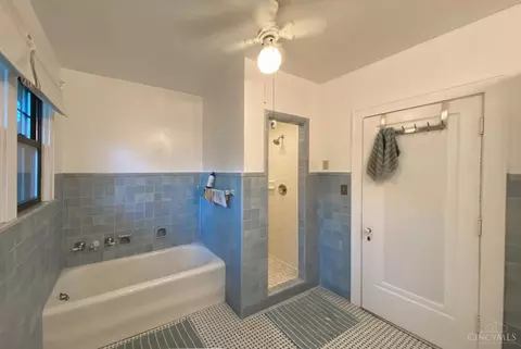 Bath - 4411 Schulte Dr, Cincinnati, OH 45205 photo 2 of 4