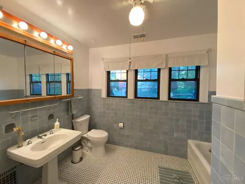 Bath - 4411 Schulte Dr, Cincinnati, OH 45205 photo 3 of 4