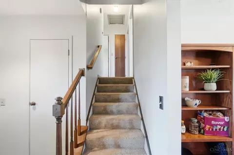 Entry Way - 575 Reeder Rd, Blanchester, OH 45107 photo 3 of 4