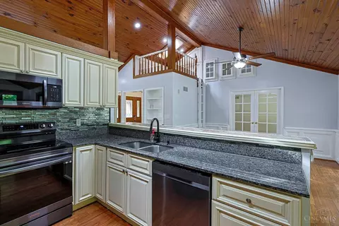 Kitchen - 3304 Wagner Rd, Cincinnati, OH 45245 photo 3 of 5