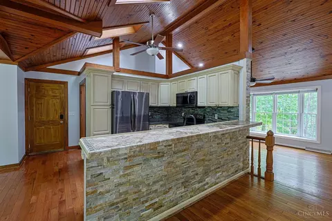 Kitchen - 3304 Wagner Rd, Cincinnati, OH 45245 photo 4 of 5