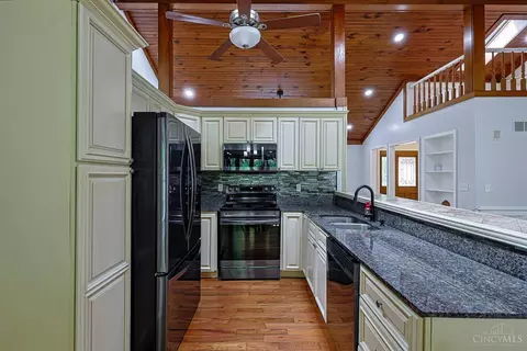Kitchen - 3304 Wagner Rd, Cincinnati, OH 45245 photo 2 of 5