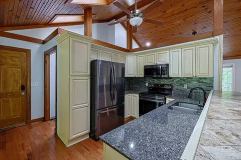 Kitchen - 3304 Wagner Rd, Cincinnati, OH 45245 photo 1 of 5