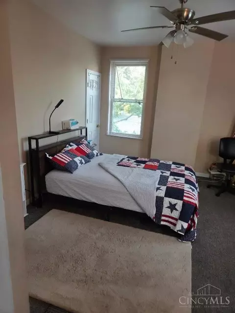 Bedroom - 1222 Sunset Ave, Cincinnati, OH 45205 photo 2 of 3