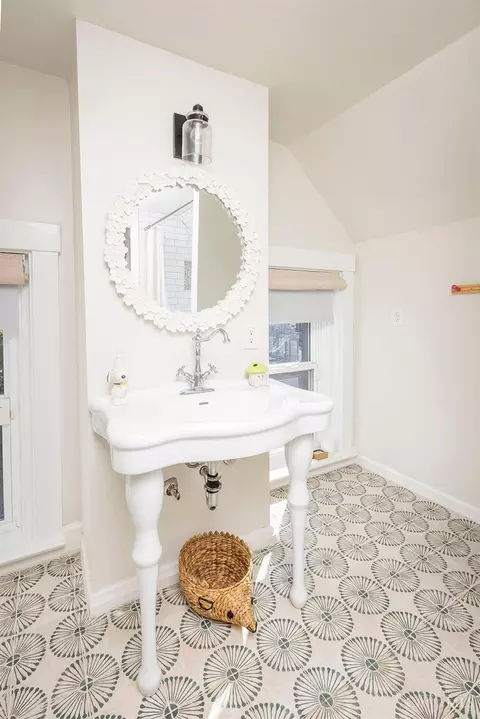 Bath - 2518 May St, Cincinnati, OH 45206 photo 6 of 8