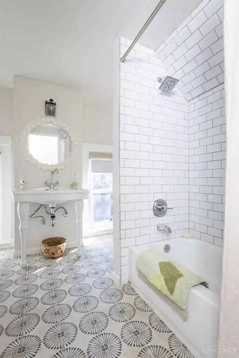 Bath - 2518 May St, Cincinnati, OH 45206 photo 7 of 8