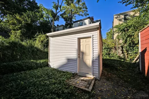 Exterior - 434 Ada St, Cincinnati, OH 45219 photo 5 of 8