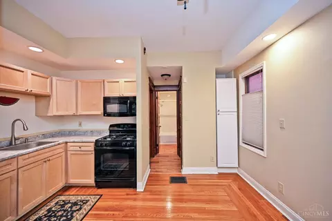 Entry Way - 434 Ada St, Cincinnati, OH 45219 photo 4 of 6