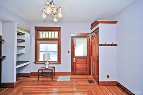 Entry Way - 434 Ada St, Cincinnati, OH 45219 photo 2 of 6